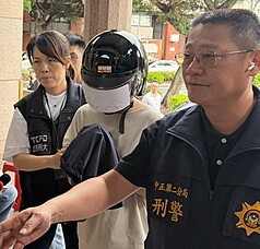 台北市警方12日宣布破獲水源路槍擊案。警方查出，趙姓婦人因與丈夫有糾紛，其丈夫教唆易姓女友（中）當槍手，持槍射擊趙婦後逃逸，警方先逮捕趙婦丈夫到案，12日再緝獲易女送辦。（翻攝畫面）