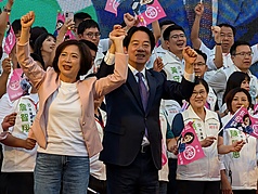 身兼民進黨主席的總統賴清德（前右）12日到台中，出席黨籍台中市長參選人何欣純（前左）的競選總部成立大會。
