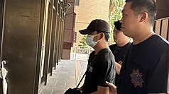 趙姓女子11日在台北市水源路附近遭蒙面槍手開槍受傷，警方獲報循線調查，逮捕趙女的陳姓丈夫(戴帽者)到案，12日移送北檢，檢方訊後將陳嫌聲請羈押禁見。