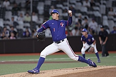 U18亞洲青棒錦標賽超級循環賽12日晚間在台北大巨蛋上演台日大戰，台灣隊由王牌左投劉任右（圖）先發，但可惜台灣隊最後以1比2輸球，無緣冠軍戰。