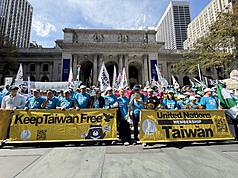 美東地區台僑、立委及民團12日參加在紐約舉行的台灣入聯大遊行。