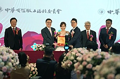 行政院長卓榮泰（左2）13日在台北圓山大飯店，出席中華電信115年員眷集團結婚典禮，頒發結婚證書給新人代表。