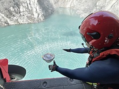 內政部空中勤務總隊針對花蓮馬太鞍溪大型堰塞湖複合型災害，自去年配合農業部等單位展開高難度空中救援與科技布監任務，近日更創首例直升機於高山堰塞湖水面完成水位計布放任務。(內政部空中勤務總隊提供)