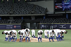 U18亞洲青棒錦標賽13日在台北大巨蛋進行季軍戰，台灣隊投打發揮，以13比0、5局擊敗菲律賓，順利奪下季軍，球員脫帽鞠躬致意。