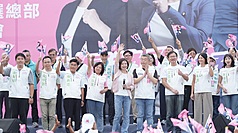 民主進步黨台中市長參選人何欣純（前左5）13日在清水區成立海線競選總部，擔任競總主委的民進黨立
委蔡其昌（前右4）也到場力挺。（何欣純辦公室提供）