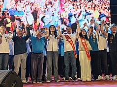 國民黨籍苗栗縣長鍾東錦（前左5）競選連任，13日晚間在苗栗市舉辦競選總部成立大會，黨主席鄭麗文（前左4）等人到場站台。