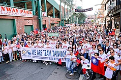 大批美國波士頓台僑12日在芬威球場展示國旗，拉起TEAM TAIWAN布條。
（駐波士頓辦事處提供）