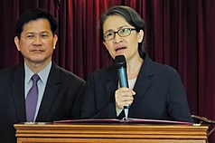 副總統蕭美琴（右）出訪義大利後14日返台，在桃園國際機場表示，透過出訪讓國際社會更了解台灣想傳達的堅定訊息，即使處境再艱難，台灣都將繼續勇敢走出與世界同行的路。左為外交部長林佳龍。