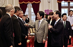 總統賴清德（前右2）14日在總統府接見「社團法人中華牙醫學會」，由衛福部長石崇良（前右1）陪同，向與會成員寒暄致意。