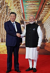 PM
金磚峰會　莫迪與習近平握手
印度總理莫迪（Narendra Modi）（右），在金磚國家
（BRICS）峰會與中國國家主席習近平（左）握手。
（印度外交部提供）
中央社記者李晉緯新德里傳真　115年9月14日