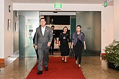 泰國副總理兼外長希哈薩14日率團抵達新加坡，將參加首次聯合國海洋法公約（UNCLOS）調解會議。（泰國外交部提供）