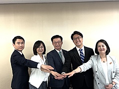 民進黨立委、台北市長參選人沈伯洋（右2）14日在東京出席台日執政黨對話，圖左起為民進黨立委陳冠廷、郭昱晴、郭國文、沈伯洋、吳思瑤。