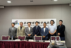 亞洲政經與和平交流協會14日在台北舉辦「川習會前瞻—美中競爭新局與台灣的戰略位置」座談會，多位專家學者與會。由左至右為台北海洋科技大學通識教育中心助理教授吳瑟致、國防安全研究院國防戰略與資源研究所助理研究員鍾志東、國防安全研究院國家安全研究所副研究員王占璽、陸委會副主委沈有忠、中央警察大學國境警察學系教授王智盛、中華經濟研究院第一研究所助研究員王國臣、台北市立大學通識教育中心助理教授洪浦釗。
