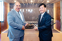 外交部長林佳龍（右）14日以午宴歡迎吐瓦魯國外交、勞工及貿易部長帕納巴（左）訪台，並互贈禮
品。（外交部提供）