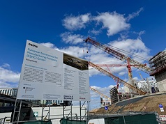 台積電德勒斯登廠位於德勒斯登北部工業區，鄰近德勒斯登機場及博世、英飛凌等當地半導體產業聚落。圖為台積電德勒斯登廠工地入口，告示牌左後方是未來廠房辦公區。
