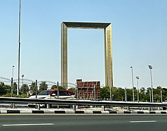 阿聯積極布局人工智慧與太空產業，近日宣布與國際夥伴合資打造全球最大AI衛星基礎設施，並在阿聯生產50顆衛星。圖為阿聯地標之一「杜拜門」，象徵存在於歷史遺產與創新未來間的連結。