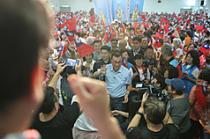 國民黨新北市長參選人李四川（中，淺藍襯衫者）15日前往三重綜合體育館出席三重川友會造勢活動，進入活動會場時受到支持者夾道歡迎。