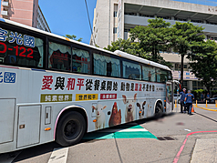 一名新加坡籍女子16日在台中市西區一處路口，走在行人穿越道時遭大客車撞上，經脫困送醫搶救，18日傷重不治。(中央社)