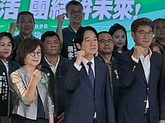 民進黨行動中常會16日移師雲林，兼任黨主席的賴清德總統（前中）並宣布將出任黨籍雲林縣長參選人劉建國（前右）的競選總部主委，與會眾人高喊團結，力拚年底選戰全壘打。