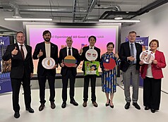 合谷新能源立陶宛公司15日開幕典禮，立陶宛能源部次長尤內維丘斯（左3）、立陶宛工業家聯盟主席賈努維丘斯（右2）、立陶宛國會友台小組主席巴諾瓦斯（左2）等人出席祝賀並合影。