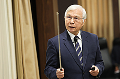 中央銀行17日召開2026年第3季理監事會議，會後記者會由央行總裁楊金龍主持，宣布會中決議利率維持不變、「連10凍」。