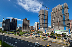 央行鬆綁房市信用管制，刪除建商購地貸款須在18個月內動工的限制。圖為新北市二重重劃區興建中建案。資料照片。