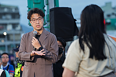 民進黨台北市長參選人沈伯洋（左）17日傍晚在南港展覽館外廣場擺設肥皂箱開講，現場也邀請市民上台提問，直接面對面回應市民朋友對市政的想法。(中央社)