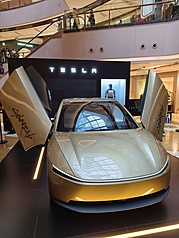 特斯拉賽博無人駕駛電動車（Tesla Cybercab）17日在上海展出，車門採用電動蝴蝶門設計，兩個車門同時打開就像一對展翅的雙翼。