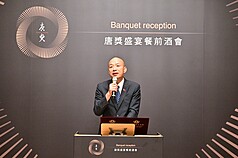 立法院長韓國瑜18日晚間出席第7屆唐獎得主晚宴餐前酒會，他表示，期盼唐獎能把全世界最珍貴的智慧帶到台灣，並能持續茁壯，成為東方文明與世界智慧交會的燈塔。 （立法院提供）