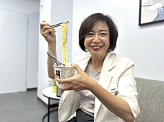 民主進步黨台中市長參選人何欣純忙碌一整天後，有時想喝口熱湯，泡麵是她最方便也最愛的選擇。