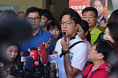民進黨台北市長參選人沈伯洋（前中）19日赴北投中繼市場拜票，沈伯洋在掃街前先接受媒體聯訪，針對名古屋亞運升旗事件，表示台灣人應該都知道在國際場合被打壓及遇到的壓力。