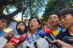 民進黨新北市長參選人蘇巧慧(前中)19日表示，期待在野黨儘速審查行政院提出的追加預算，讓國家經濟繼續前進。