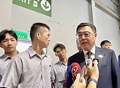 亞運選手村18日舉行升旗典禮，運動部長李洋一度遭亞洲奧林匹克理事會拒絕無法入場。行政院長卓榮泰（右）19日出席第8屆危老都更博覽會開幕式前受訪時，肯定李洋維護選手權益，也呼籲亞奧會遵守國際奧會精神與規定。