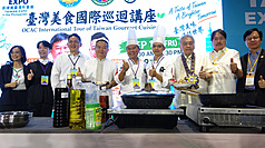 僑委會「2026年台灣美食國際巡迴講座」自17日起，接連3天在馬尼拉舉辦。圖為主廚溫國智（中）與駐菲代表周民淦（左4）等貴賓於18日的場次合影。