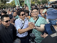 民進黨高雄市長參選人賴瑞隆（前左3）19日在高雄合體同黨台北市長參選人沈伯洋（前左2），以步行
走讀方式前往愛河灣水樂園，沿途吸引大批支持者相挺。