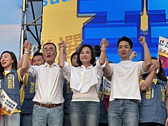 國民黨高雄市長參選人柯志恩（前右2）19日在鳳山舉辦造勢活動，邀請尋求連任的台北市長蔣萬安（前右）、同黨新北市長參選人李四川（前左2）等人站台，展現團結氣勢。