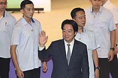 總統賴清德（前中）20日上午在國家圖書館，出席文化部「2026全國文化會議開幕典禮」，賴總統揮手致意。