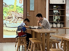 中國教育內捲嚴重，連中小學生都不例外。圖為上海小學生在餐廳寫作業。資料照。