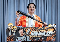 統一獅隊20日在台南亞太棒球場舉辦「鏞不止步」陳鏞基引退儀式，身為資深獅迷的總統賴清德錄製祝福影片，並致贈一支紀念球棒，感謝陳鏞基長年為台灣棒球付出。（總統府提供）