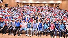 LG
李四川永和競總成立　氣氛熱烈
國民黨新北市長參選人李四川（前右6）20日出席永
和區聯合競選總部成立大會，現場湧入近800人熱情
相挺，氣氛熱烈。
（李四川競總提供）
中央社記者王鴻國傳真　115年9月20日