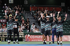 名古屋亞運軟式網球項目20日進行男子團體金牌戰，終場以直落2不敵日本，收下台灣軟網代表隊本屆第2面銀牌，賽後全員向場邊觀眾揮手致意。