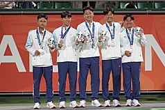 肩負台灣奪牌重任的軟式網球代表隊，賽事首日男子、女子團體皆登上頒獎台。圖為男子團體陳郁勳（右1）、陳柏邑（左2）、張祐菘（右2）、余凱文（中）、林韋傑（左1）拿著亞運吉祥物娃娃及獎牌合影留念。