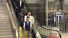 勞動部長洪申翰（身穿白衣）20日晚間搭機抵達南京祿口國際機場，將參加21日在南京舉辦的亞太經濟合
作組織（APEC）人力資源發展部長會議（HRDMM）。