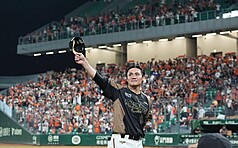 中華職棒統一7-ELEVEn獅隊球星陳鏞基（圖）今年球
季結束即將引退，獅隊20日賽後在台南亞太棒球場為
他舉辦引退儀式，陳鏞基向球迷揮手致意。（統一獅隊提供）