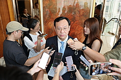衛福部長石崇良（中）21日在台北出席2026恆健康趨勢論壇，針對提神飲料保利達B、維士比是否應廢除藥證；石崇良會前受訪表示，該類產品是成藥，會加強宣導民眾不要誤解為一般的保健食品，並注意警語，同時也將進一步請食藥署與業者進行討論。