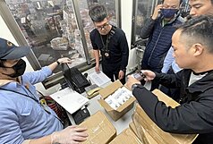 雲林縣陳姓鴨農被控從中國走私2批未經核准的禽流感疫苗，遭海巡署雲林查緝隊查獲，查扣非法疫苗93.6公升，全案依違反「動物用藥品管理法」移送雲林地檢署偵辦，全案偵結，已於7月間起訴。（海巡署雲林查緝隊提供）