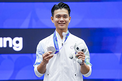 台灣武術好手孫家閎21日在2026愛知名古屋亞運男子太極拳太極劍全能項目摘下銀牌，他在頒獎典禮上開心展示獎牌與大會吉祥物。