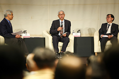 第7屆唐獎大師論壇漢學場21日在台灣師範大學舉行，由中央研究院院士王德威（左）主持，邀請唐獎漢學獎得主葛兆光（中）以「什麼才是好的漢學論著？」為題演講，並與國內學者座談交流。圖右為台灣大學歷史學系特聘教授兼文學院院長甘懷真。