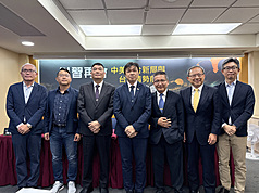 兩岸政策協會今天在台北舉辦「川習再會：中美競合新局與台海情勢前瞻」座談會，由左到右分別為淡江大學中國大陸研究中心主任陳建甫、東海大學政治學系教授邱師儀、兩岸政策協會理事長洪耀南、陸委會副主委沈有忠、淡江大學兩岸關係研究中心主任張五岳、中正大學戰略暨國際事務研究所教授趙文志、兩岸政策協會監事長譚耀南。