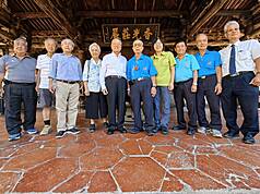為推動鹿港龍山寺修建，宏碁集團創辦人施振榮（左5）出面號召整合，集結民間力量將成立修建委員會。（智榮基金會提供）
